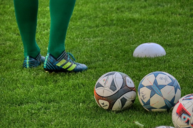 サッカー選手とボール